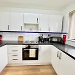 Garden-view 2br - Free Parking & Wifi Glasgow