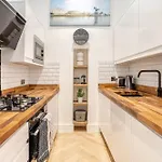 Apartment Warm Upgraded Top-floor Flat In Finnieston