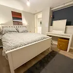 2-bed Flat In East End Apartman *