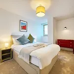 Modern Luxe In Centre Apartamento