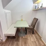 Peaceful And Stylish Garden Flat Close To Transport And Centre *