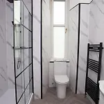 Stylish Southside 2 Bedroom Flat With Free Parking *