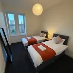 Spacious Tenement With Free Parking *