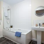 Apartmán 2br With Parking Near Southside And Queens Park