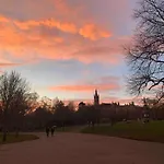 Warm Upgraded Top-floor Flat In Finnieston Apartment Glasgow