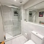 2-bed Flat In East End Appartement