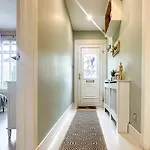 Quite And New House, Commore Drive Apartmán *