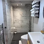 Peaceful And Stylish Garden Flat Close To Transport And Centre