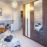 Quite And New House, Commore Drive Apartment *