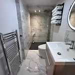 Peaceful And Stylish Garden Flat Close To Transport And Centre גלאזגו