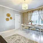 Apartment Quite And New House, Commore Drive