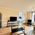 Garden-view 2br - Free Parking&wifi * Glasgow