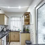 Quite And New House, Commore Drive Apartmán