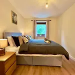 Garden-view 2br - Free Parking & Wifi Glasgow