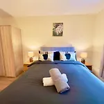 Garden-view 2br - Free Parking & Wifi Apartment