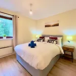 Garden-view 2br - Free Parking & Wifi Apartment *