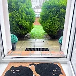 Apartmán Quite And New House, Commore Drive *