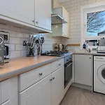 3-bed Cromdale St - Sleeps 5 - Contractors, Business & Relocations - Free Parking *