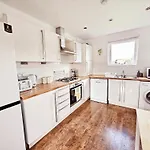 Modern 5 Bedroom Townhouse With Free Parking Glasgow