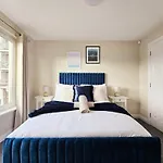 Nyaraló Modern 5 Bedroom Townhouse With Free Parking Glasgow