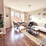 Modern 5 Bedroom Townhouse With Free Parking *