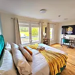 Modern 5 Bedroom Townhouse With Free Parking Nyaraló *