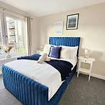 Modern 5 Bedroom Townhouse With Free Parking Glasgow