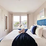 Modern 5 Bedroom Townhouse With Free Parking Nyaraló