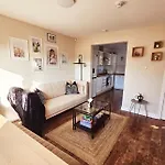 Modern 5 Bedroom Townhouse With Free Parking *