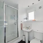 Nyaraló Modern 5 Bedroom Townhouse With Free Parking Glasgow