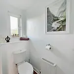 Modern 5 Bedroom Townhouse With Free Parking * Glasgow