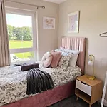 Modern 5 Bedroom Townhouse With Free Parking