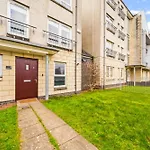 Modern 5 Bedroom Townhouse With Free Parking *