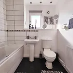 Modern 5 Bedroom Townhouse With Free Parking * Glasgow