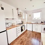 Modern 5 Bedroom Townhouse With Free Parking