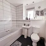 Modern 5 Bedroom Townhouse With Free Parking * Glasgow