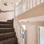 Modern 5 Bedroom Townhouse With Free Parking Nyaraló