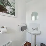 Modern 5 Bedroom Townhouse With Free Parking Nyaraló