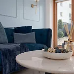 Newly Renovated 3 Bedroom Modern House غلاسغو