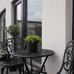 Newly Renovated 3 Bedroom Modern House بيت للعطل غلاسغو