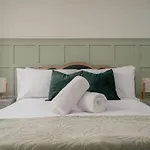 Newly Renovated 3 Bedroom Modern House * غلاسغو