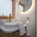 Newly Renovated 3 Bedroom Modern House بيت للعطل