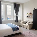 Cosy And Bright 3-bedroom Flat Апартаменты *