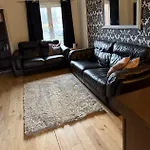 - Entire House - Free Parking , Free Super Fast Wifi , Private Garden & Parking Security فيلة