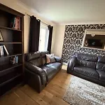 - Entire House - Free Parking , Free Super Fast Wifi , Private Garden & Parking Security Villa Glasgow