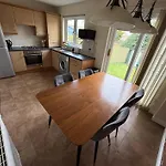 - Entire House - Free Parking , Free Super Fast Wifi , Private Garden & Parking Security Villa