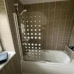 - Entire House - Free Parking , Free Super Fast Wifi , Private Garden & Parking Security فيلة