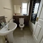 Villa - Entire House - Free Parking , Free Super Fast Wifi , Private Garden & Parking Security Glasgow
