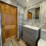 בית נופש Charming 3-bedroom House גלאזגו