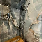 Charming 3-bedroom House בית נופש